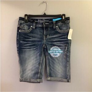 Ariya Jeans shorts woman’s size 5/6 curvy 5 pocket with embellishments